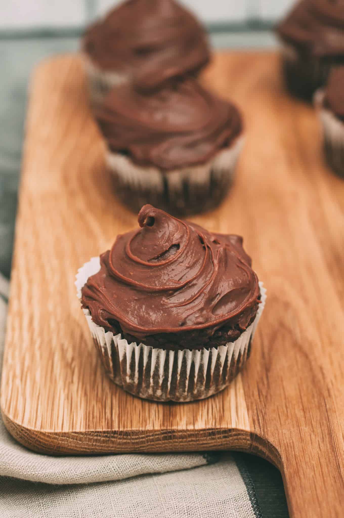 Die weltbesten veganen Cupcakes mit Schoko Frosting Rezept