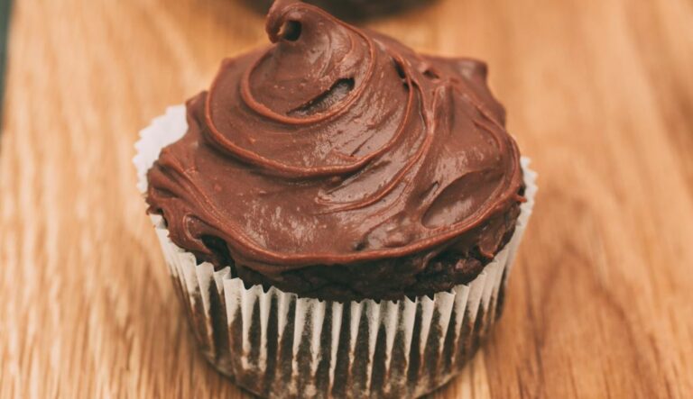 Die weltbesten veganen Cupcakes mit Schoko Frosting Rezept