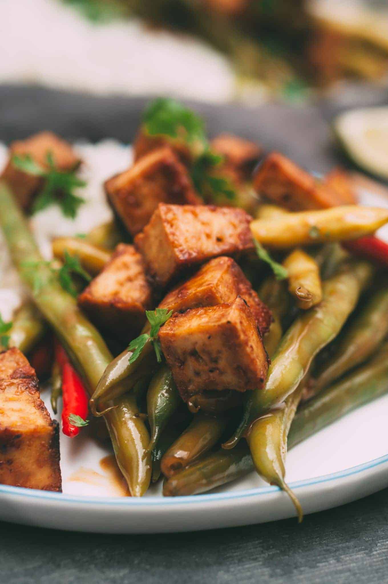 Mandelbutter Tofu mit grünen Bohnen (v&amp;gf) — VEGANE VIBES