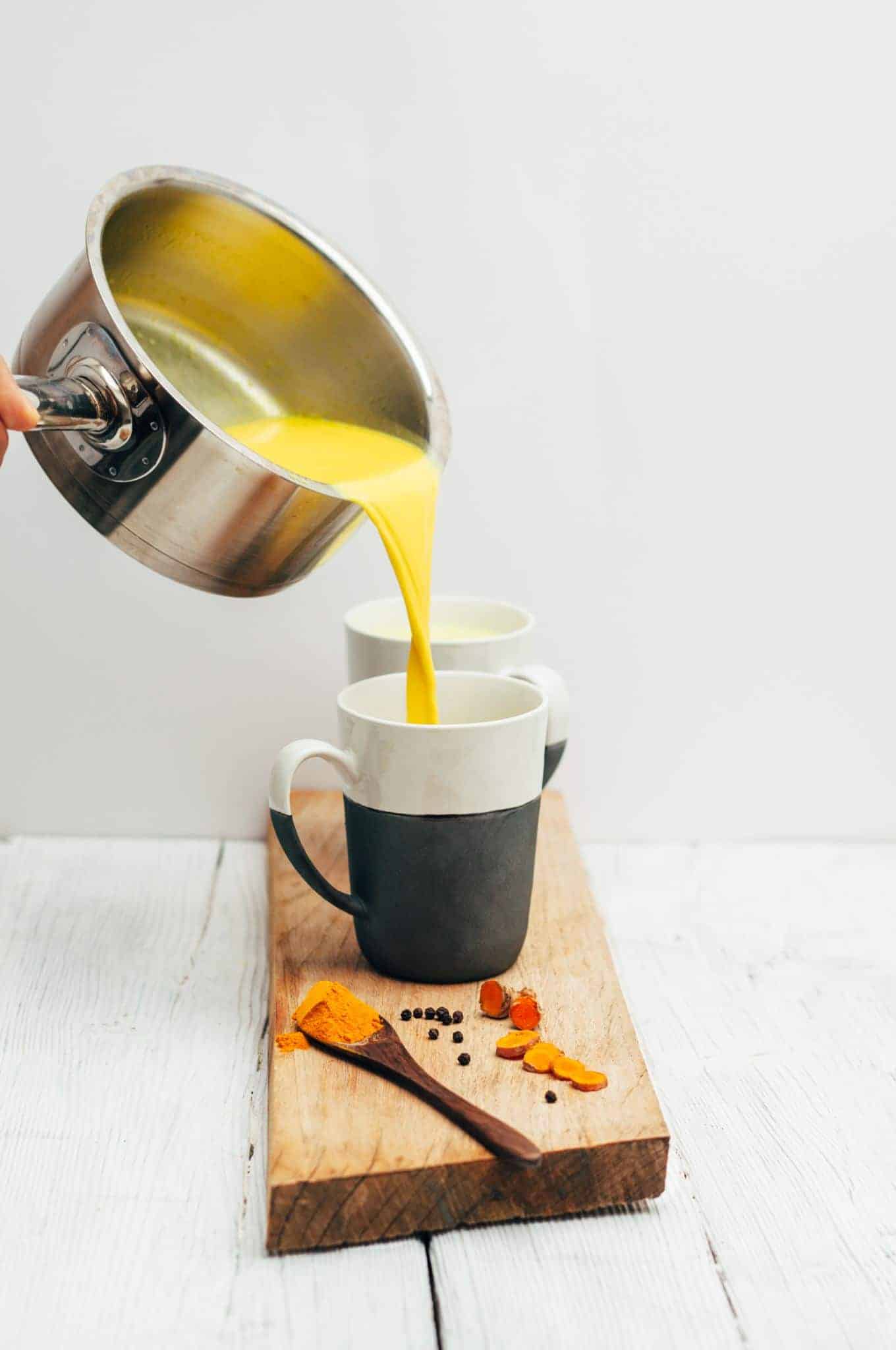 Vegane goldene Milch (5 Minuten!) - Kurkuma Golden Latte Rezept