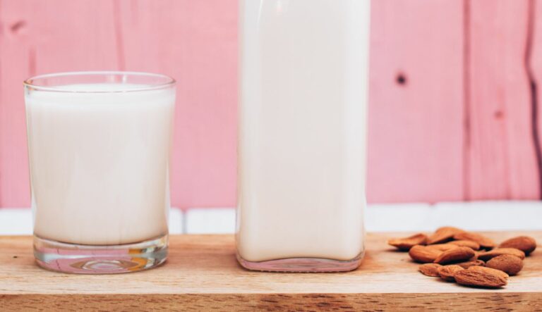 vegane Mandelmilch selbst gemacht Rezept in nur 5 Minuten