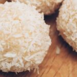 6 Zutaten vegane Raffaelo Pralinen Rezept