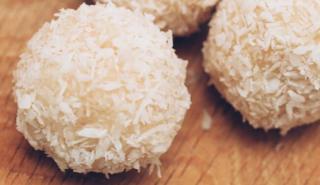 6 Zutaten vegane Raffaelo Pralinen Rezept