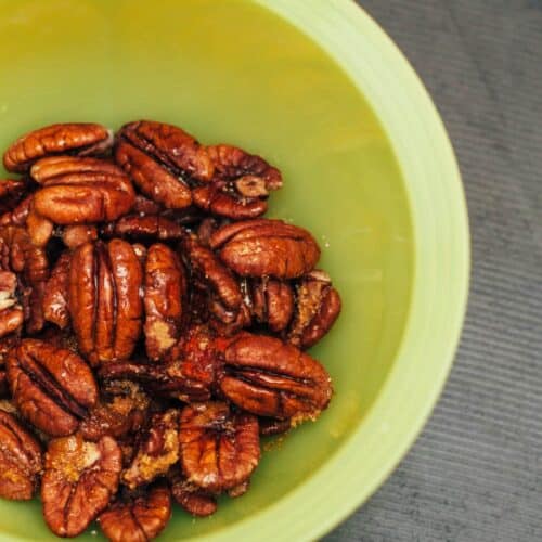 Birnensalat mit karamellisierten Pekannüssen und getrockneten Kirschen