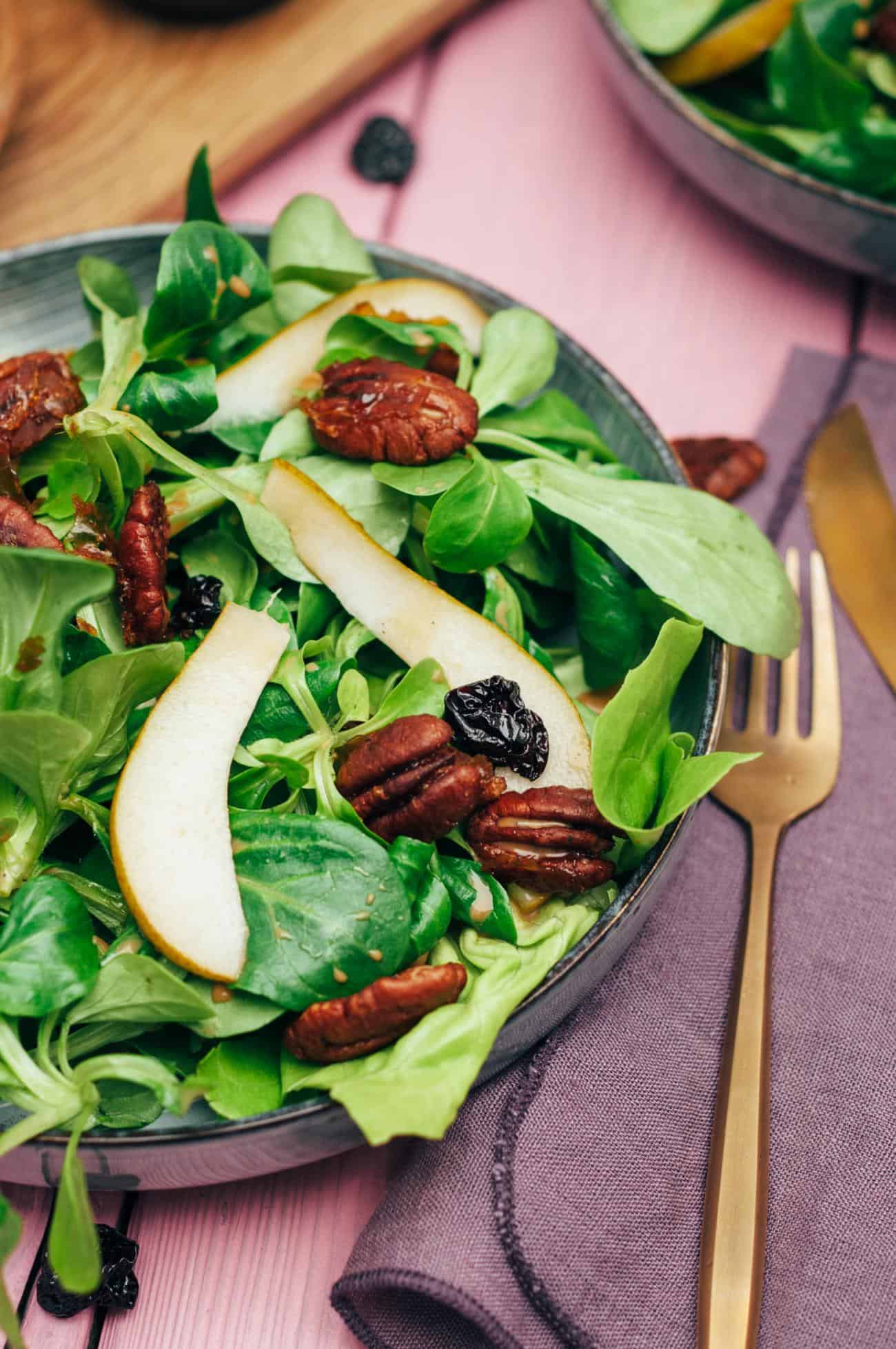 Birnensalat mit karamellisierten Pekanüssen und getrockneten Kirschen Rezept