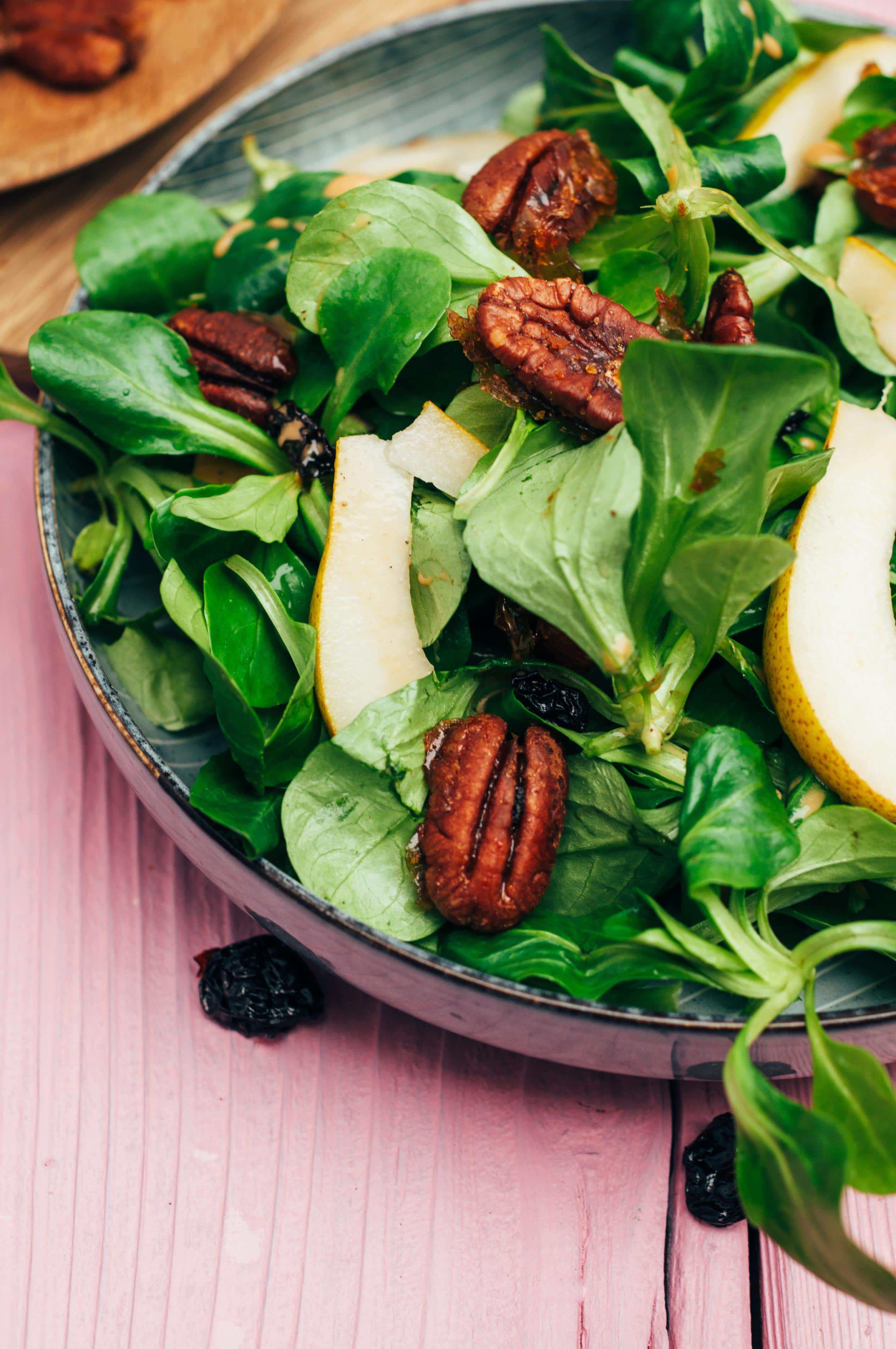 Birnensalat mit karamellisierten Pekanüssen und getrockneten Kirschen Rezept