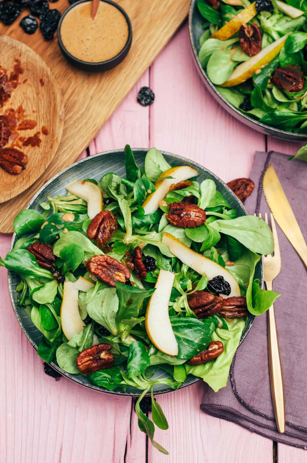 Birnensalat mit karamellisierten Pekanüssen und getrockneten Kirschen Rezept