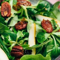 Birnensalat mit karamellisierten Pekannüssen und getrockneten Kirschen Rezept