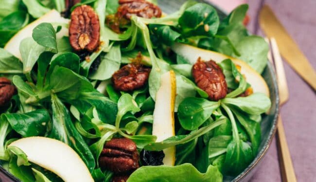 Birnensalat mit karamellisierten Pekannüssen und getrockneten Kirschen Rezept