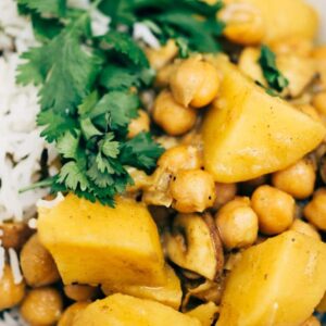 einfaches Kichererbsen-Kokosnuss Curry Rezept (30 Minuten!)
