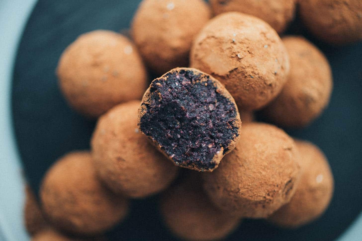 Chocolate Blueberry Energy Balls (15 Minuten) Rezept
