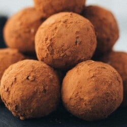 Chocolate Blueberry Energy Balls (15 Minuten) Rezept
