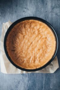 Einfacher veganer Käsekuchen mit Erdbeersauce Rezept (Glutenfrei)