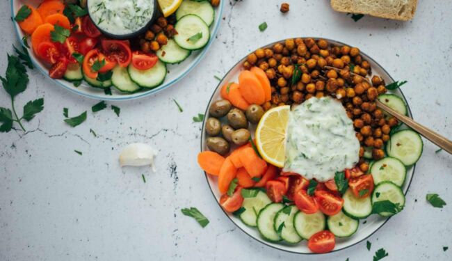 Kichererbsen Tzatziki Bowl (30 Minuten) veganes Rezept