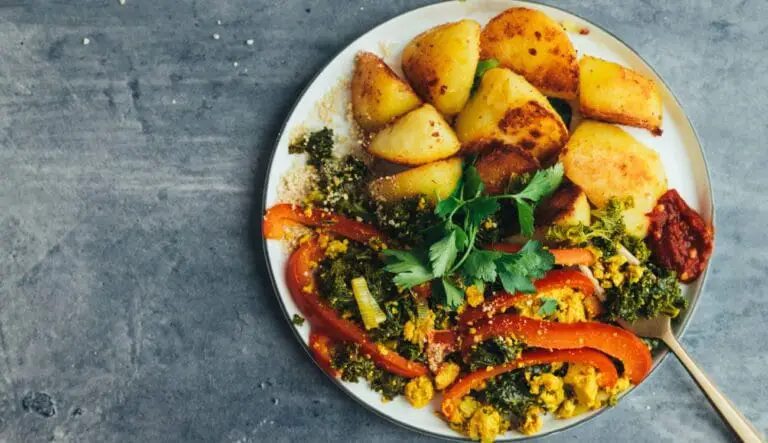 veganes Shawarma Scrambled Tofu mit knuspigen Kartoffeln Rezept