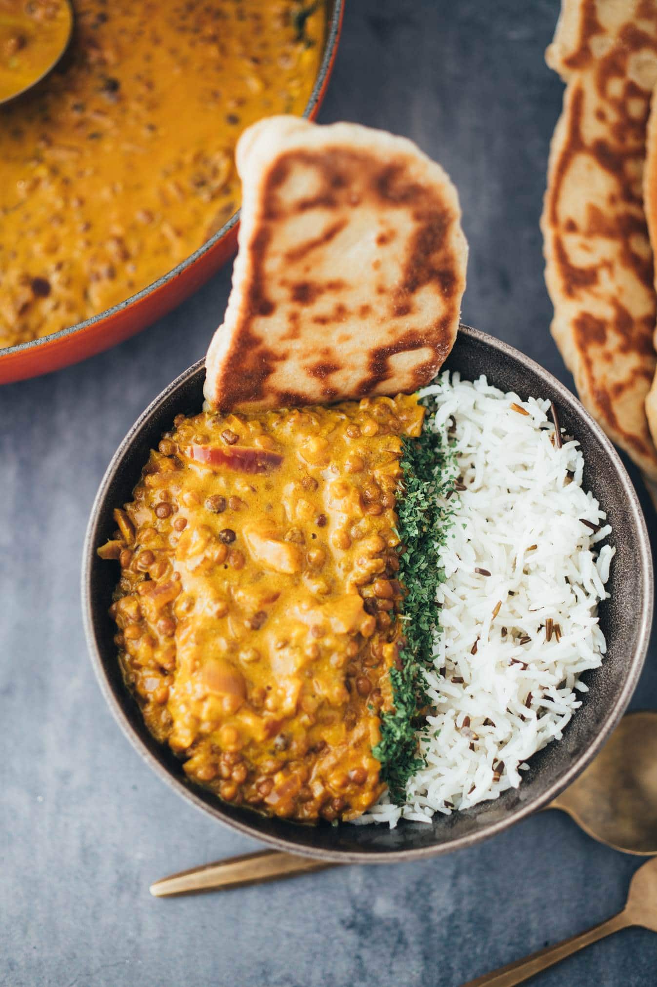 leckeres Dal mit Naan Brot zubereitet