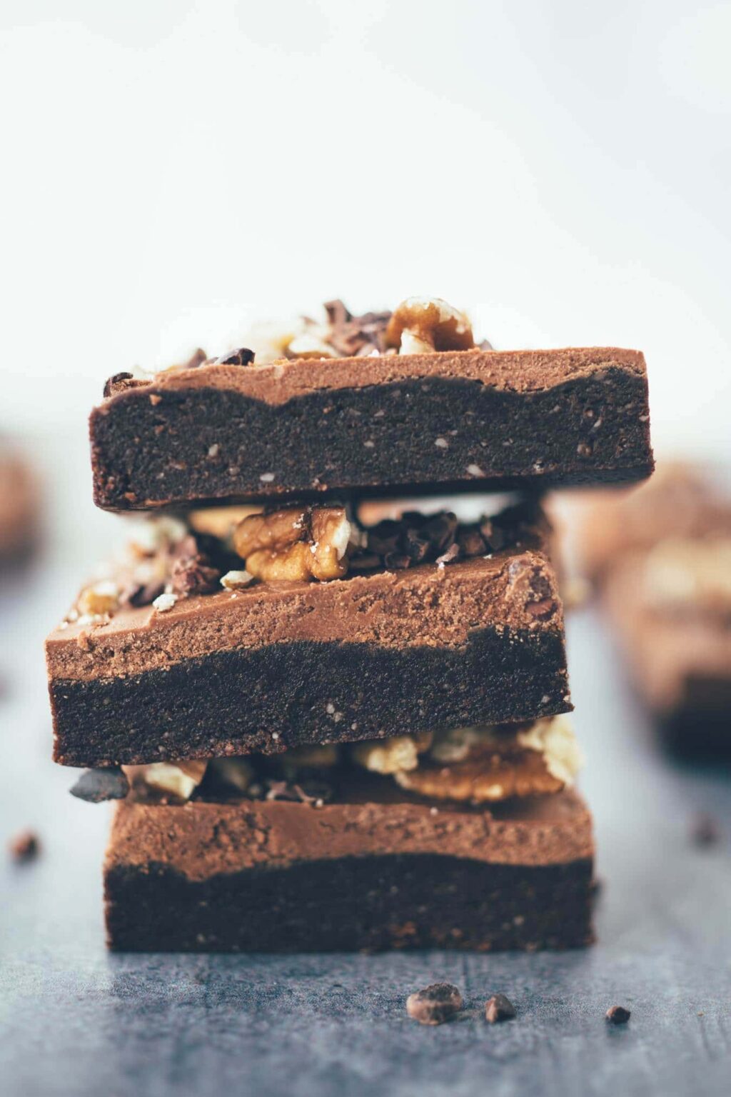 Roher Brownie mit Schokoladencreme (30 Min) — VEGANE VIBES Roher Brownie mit Schokoladencreme (30 Min) — VEGANE VIBES