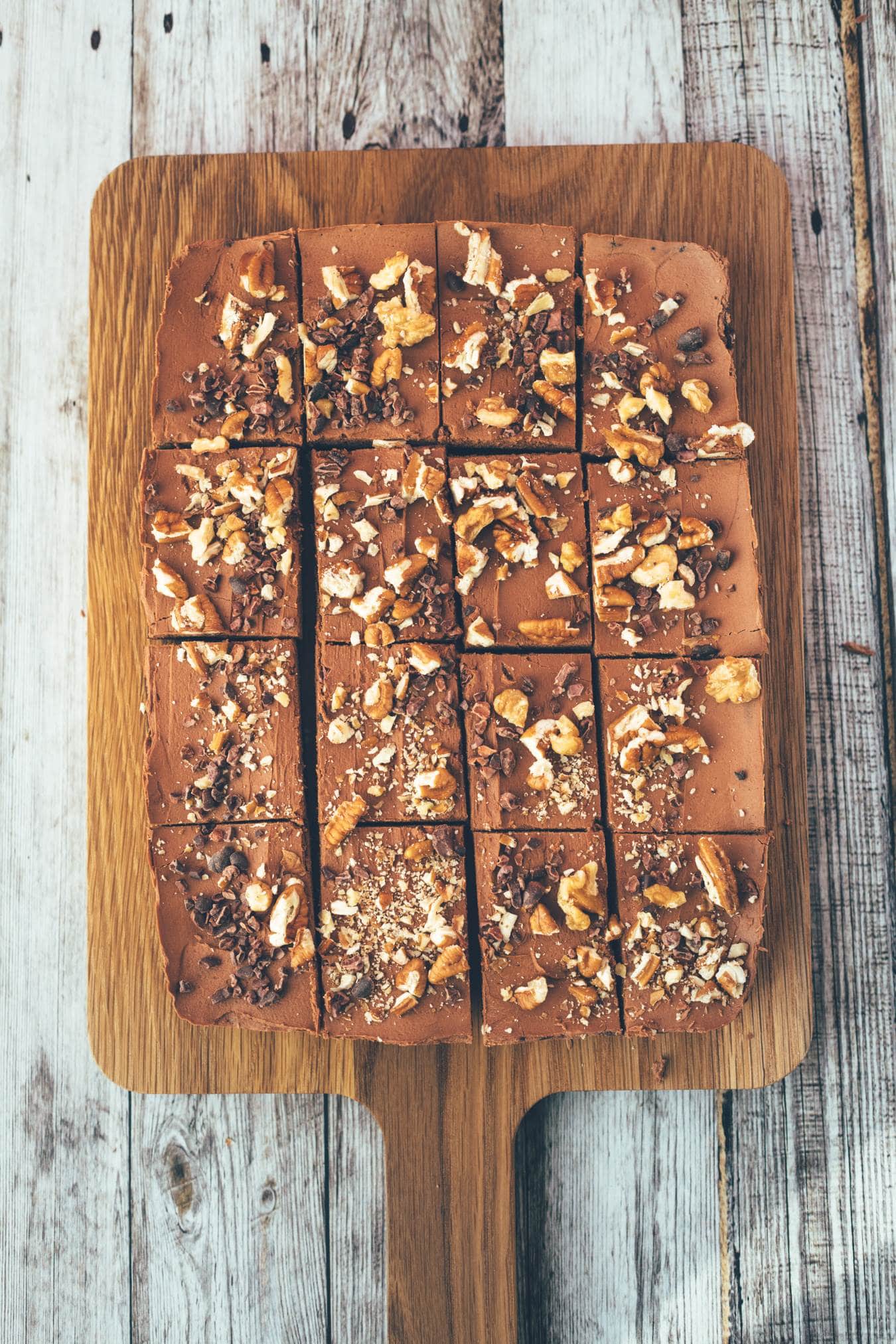 Roher Brownie mit Schokoladencreme (30 Minuten) veganes Rezept