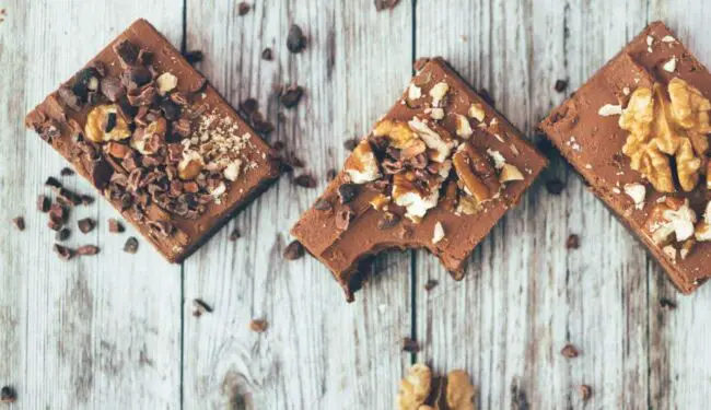 Roher Brownie mit Schokoladencreme (30 Minuten) veganes Rezept