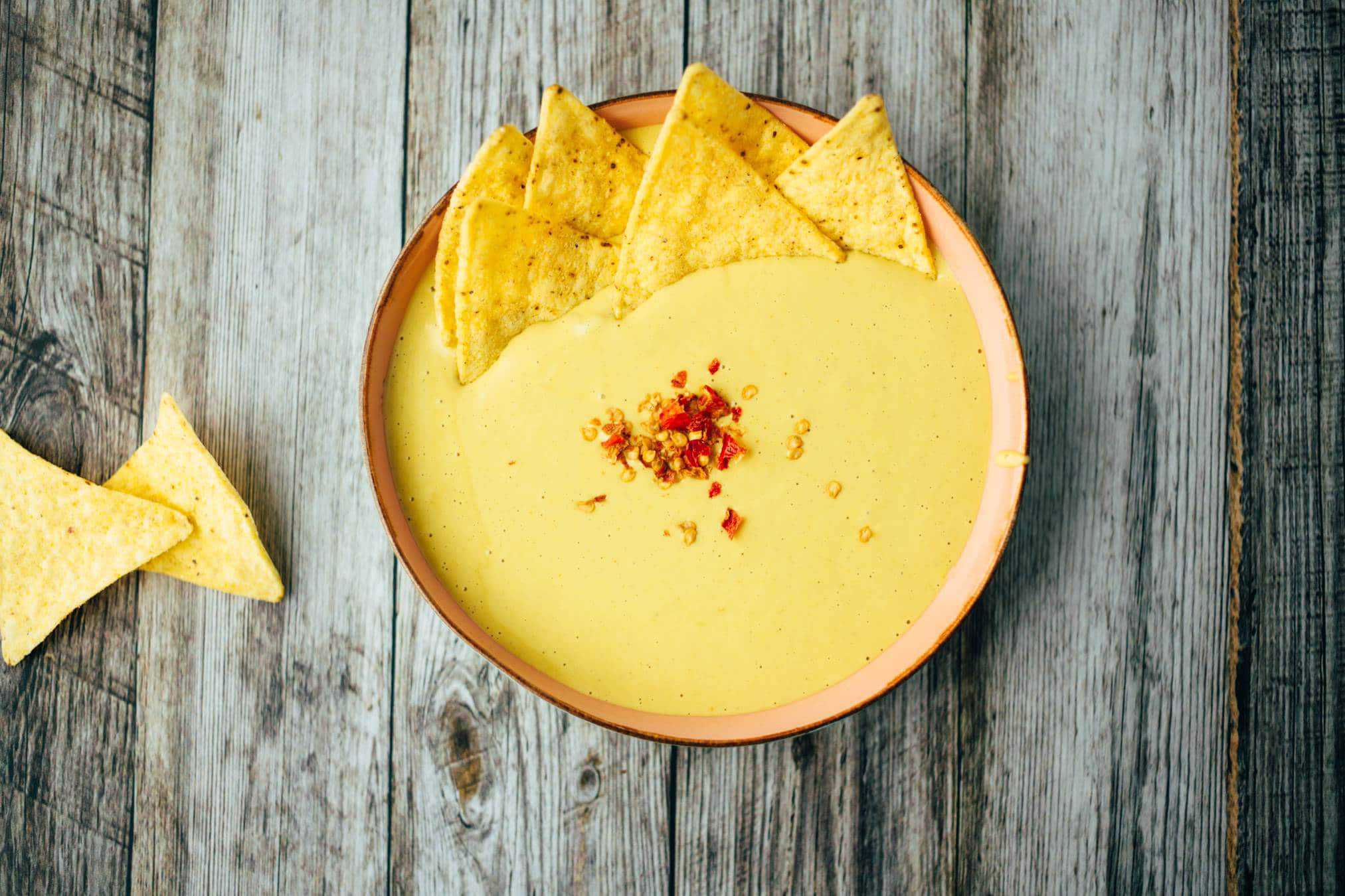 Käsigen veganen Nacho Dip selber machen — VEGANE VIBES