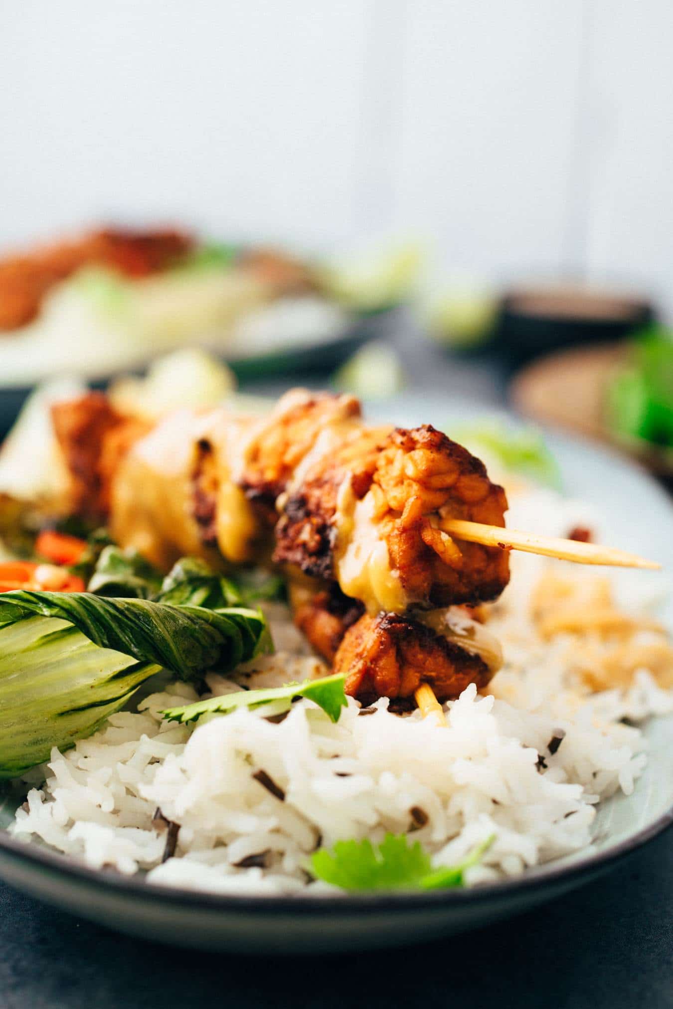 knusprige vegane Tempeh Spieße mit Erdnussbuttersauce