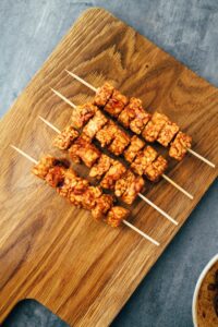 knusprige vegane Tempeh Spieße mit Erdnussbuttersauce