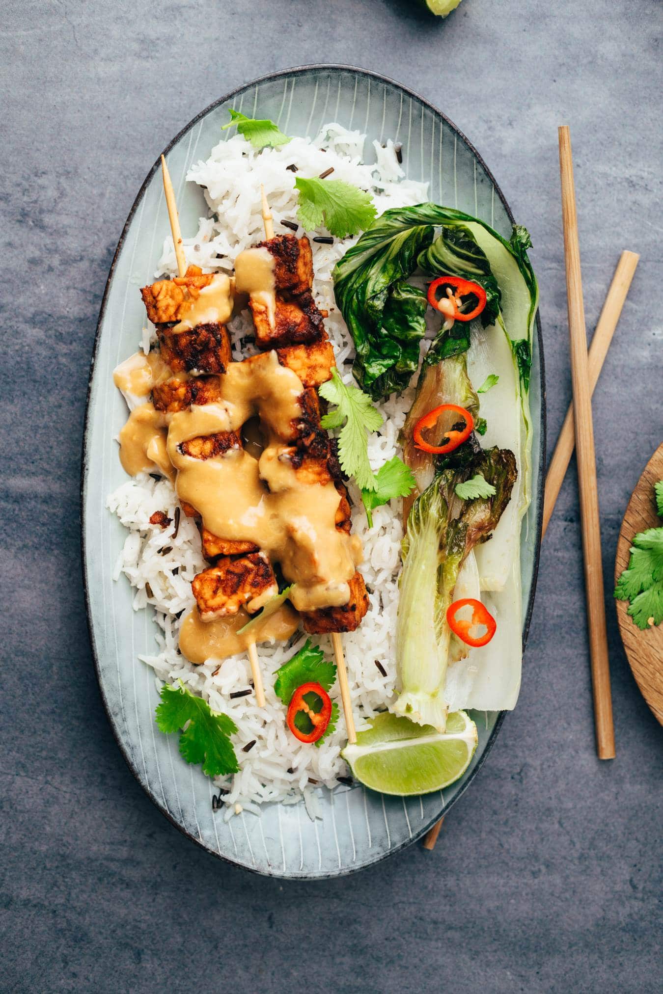 knusprige vegane Tempeh Spieße mit Erdnussbuttersauce