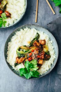 knuspriger Cashewbutter Tofu mit Blumenkohl Reis Rezept