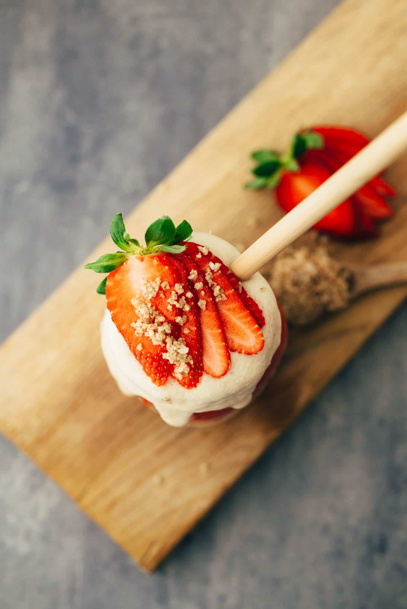 Erdbeer-Protein Smoothie mit leckerem Nuss-Crunch aus Pekannüssen Rezept
