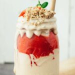 Erdbeer-Protein Smoothie mit leckerem Nuss-Crunch aus Pekannüssen Rezept