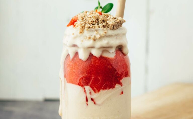 Erdbeer-Protein Smoothie mit leckerem Nuss-Crunch aus Pekannüssen Rezept