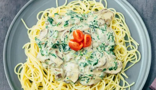 Pasta Alfredo mit Spinat und Champignons (30 Minuten) Rezept