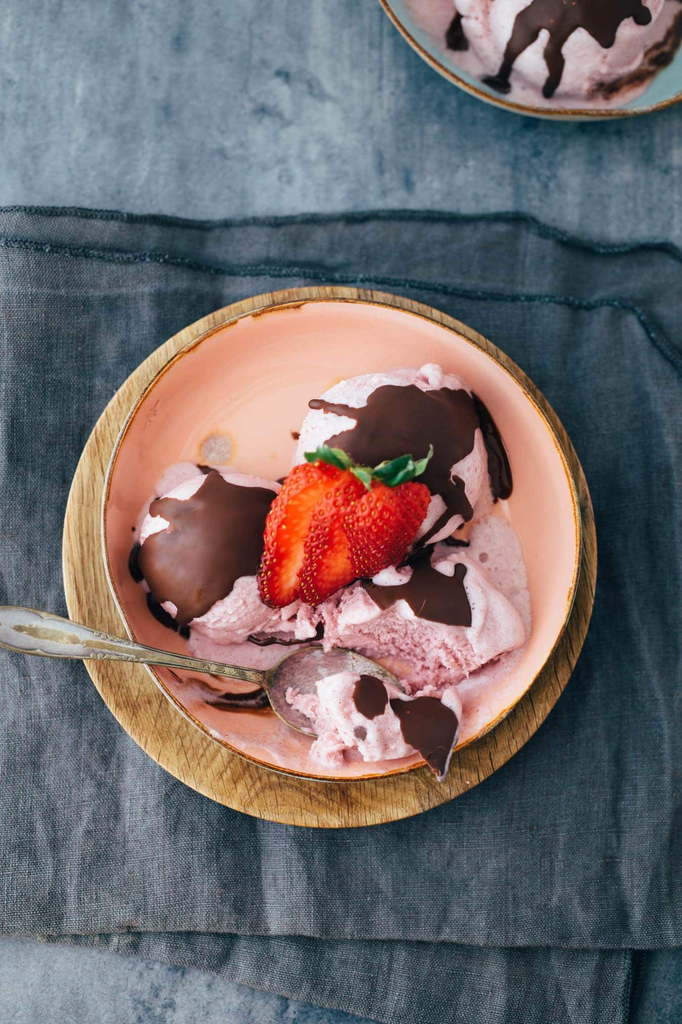 Vegan strawberry ice cream with aquafaba (without ice cream maker) recipe