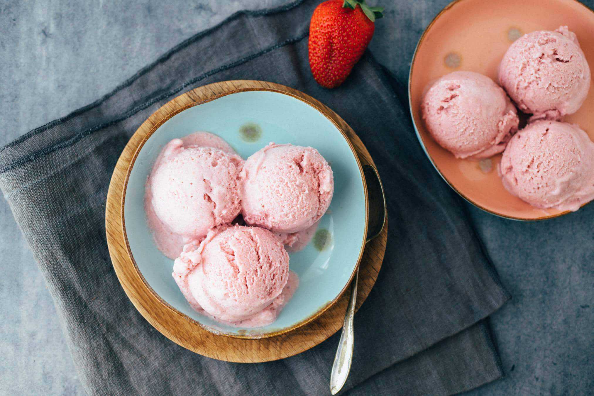 Vegan strawberry ice cream with aquafaba (without ice cream maker) recipe