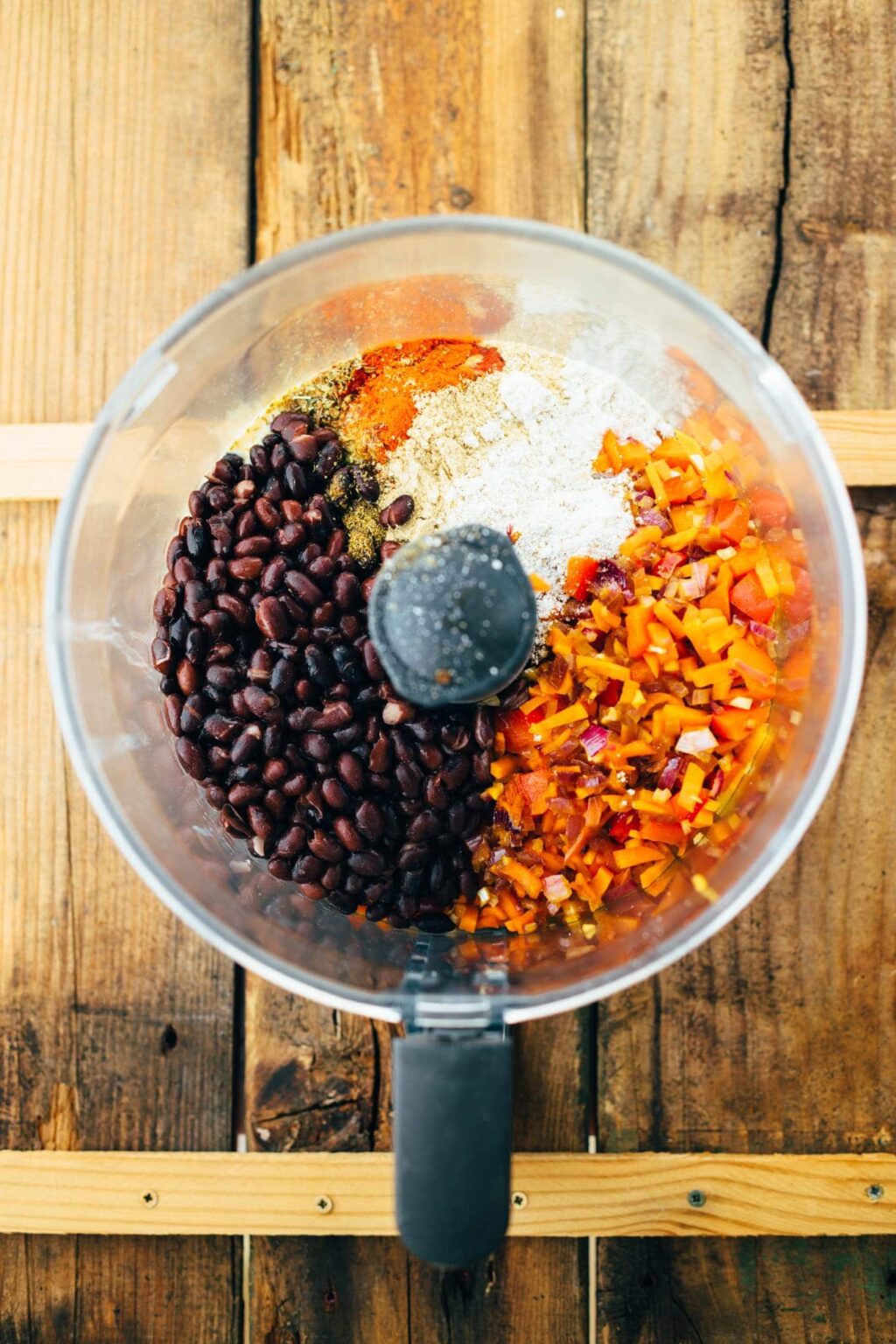 Veganer Burger mit schwarzen Bohnen — VEGANE VIBES