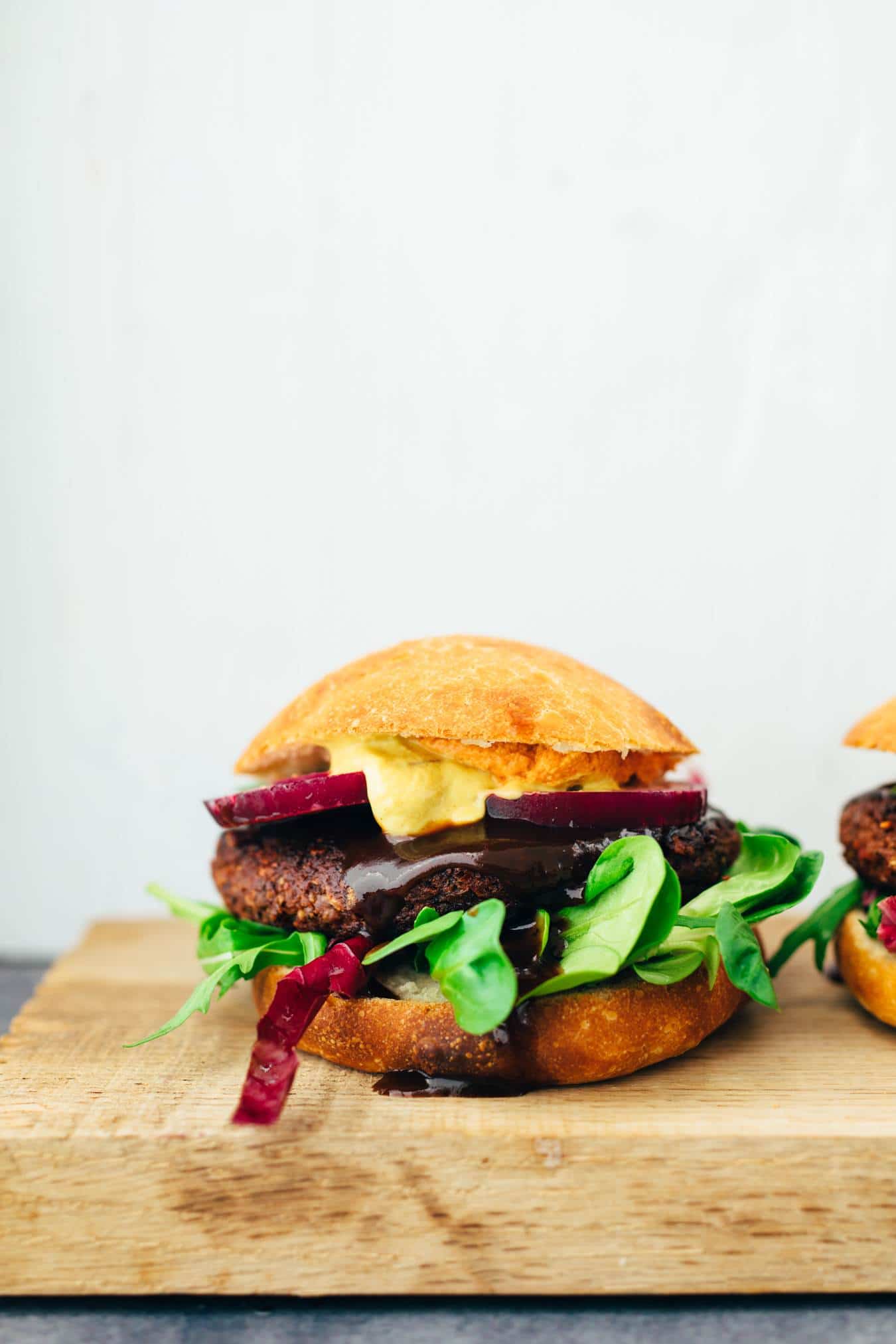 herzhafter veganer Burger mit schwarzen Bohnen und Kakao Rezept