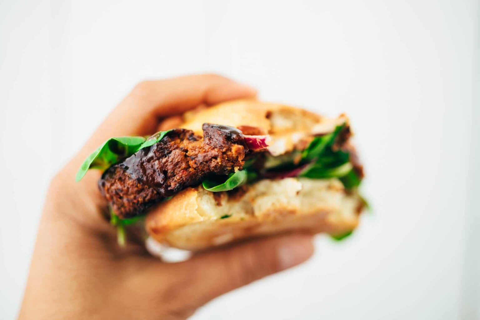 Veganer Burger mit schwarzen Bohnen — VEGANE VIBES