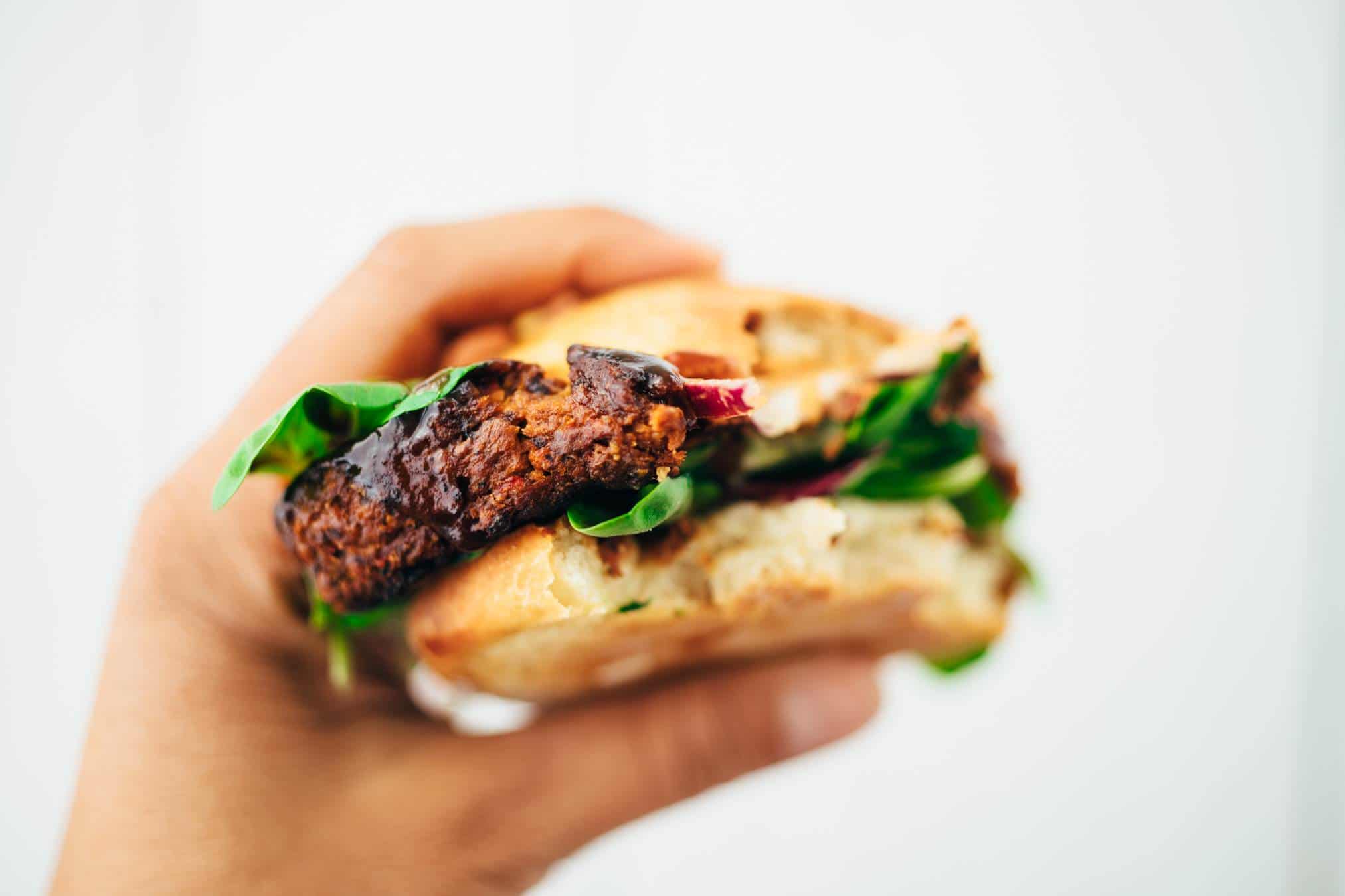 herzhafter veganer Burger mit schwarzen Bohnen und Kakao Rezept