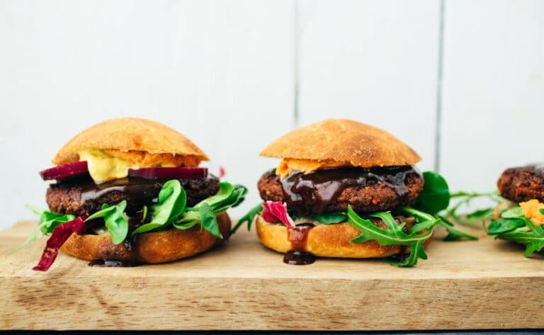 herzhafter veganer Burger mit schwarzen Bohnen und Kakao Rezept