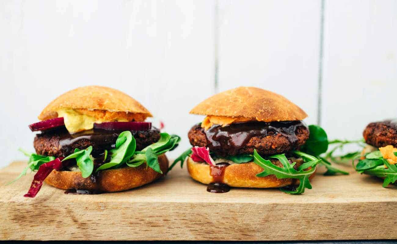 herzhafter veganer Burger mit schwarzen Bohnen und Kakao Rezept