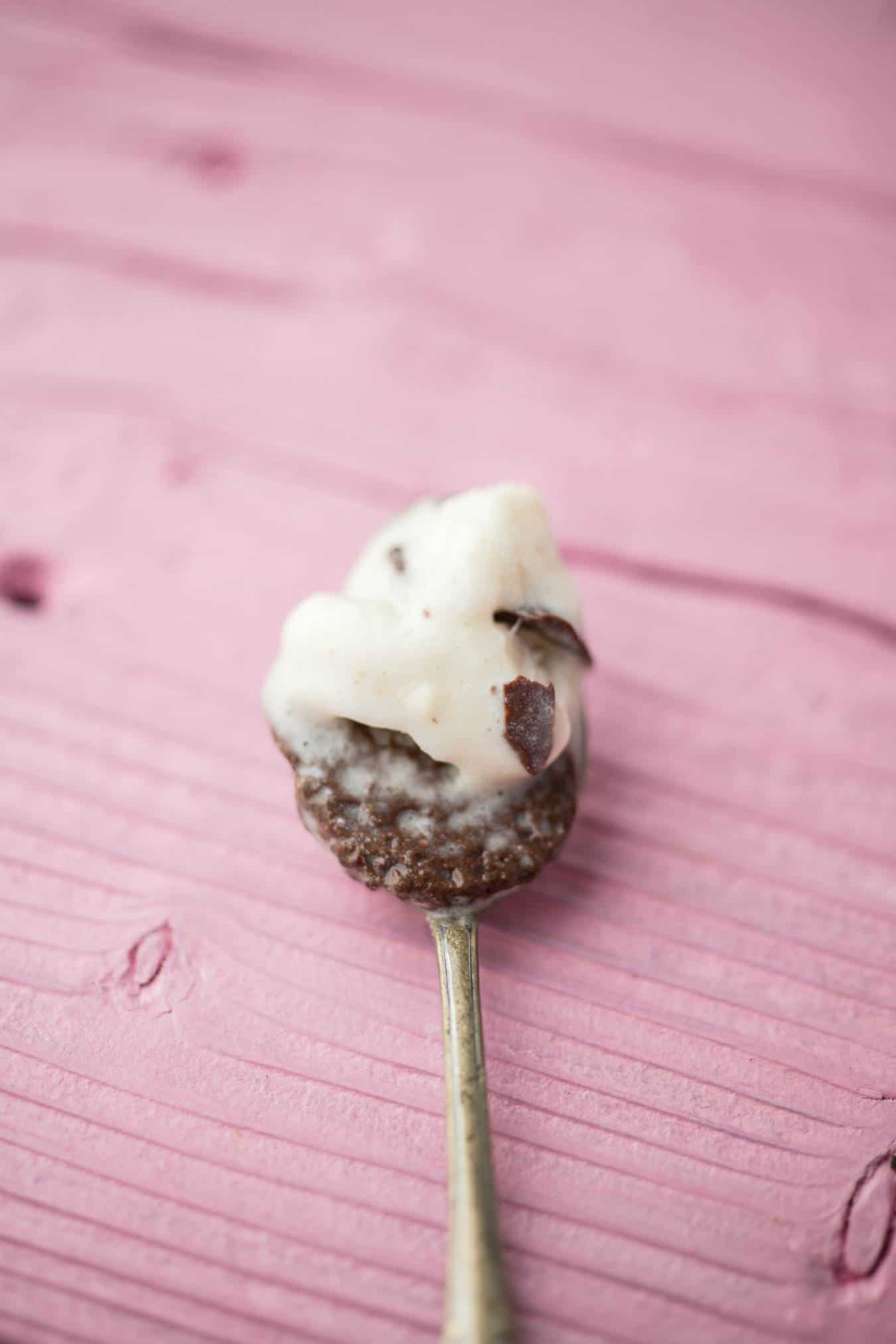 veganes Stracciatella Eis mit Aquafaba (ohne Eismaschine) Rezept