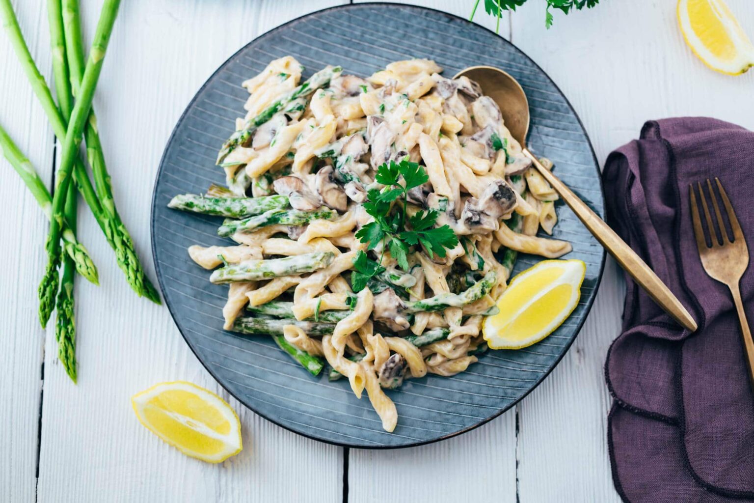 Cremige Pasta mit grünem Spargel und Champignons (30 Min)