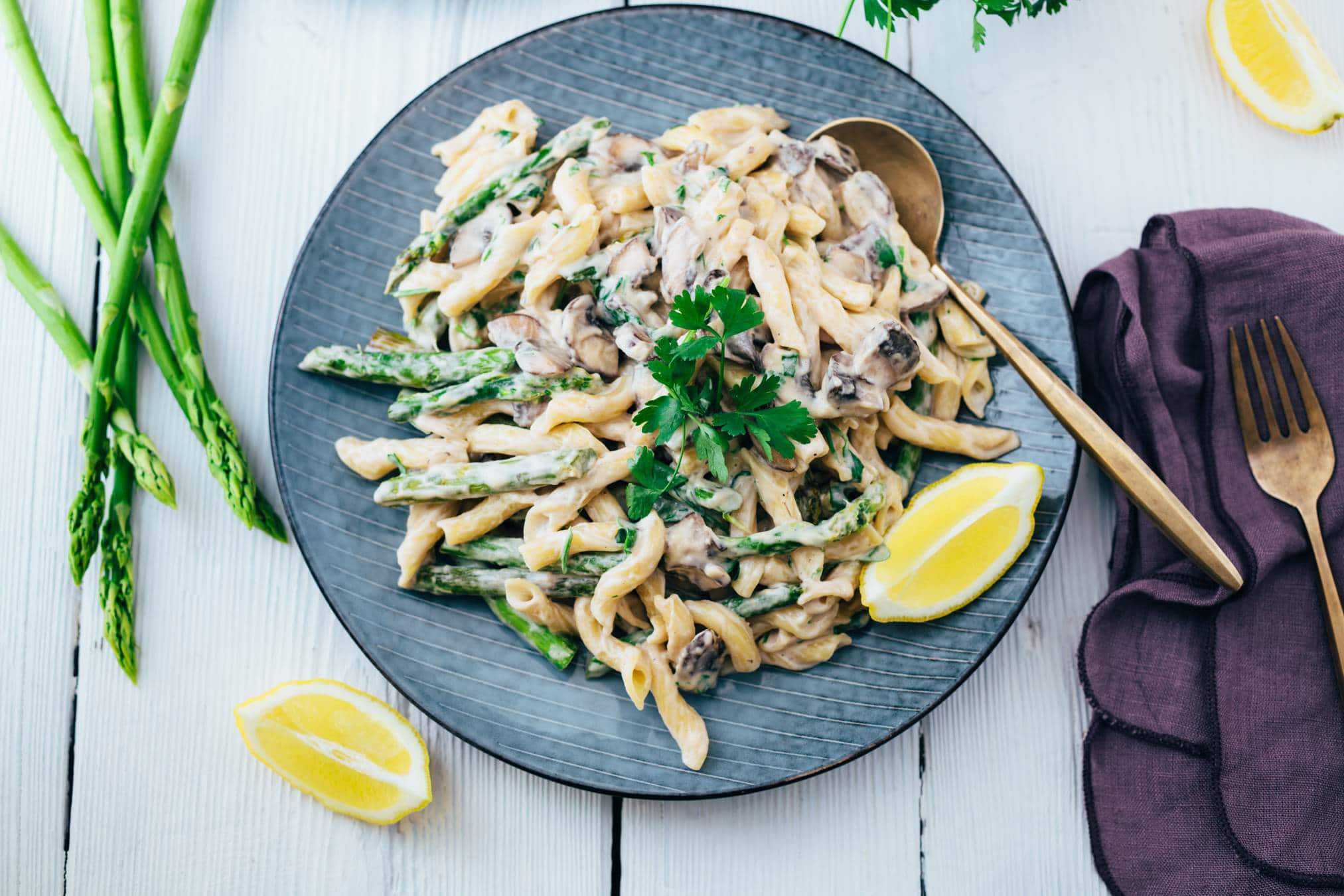 Cremige Pasta mit grünem Spargel und Champignons (30 Minuten) veganes Rezept