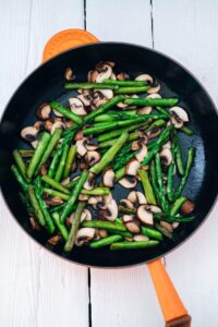 Cremige Pasta mit grünem Spargel und Champignons (30 Minuten) veganes Rezept