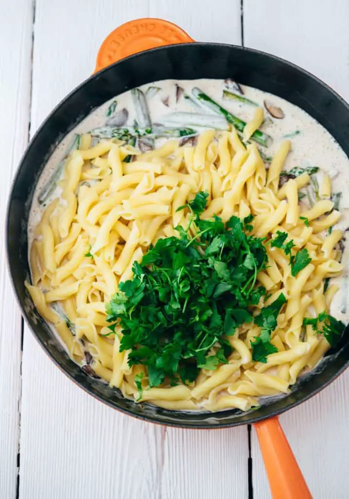 Cremige Pasta mit grünem Spargel und Champignons (30 Min)