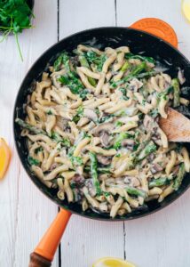 Cremige Pasta mit grünem Spargel und Champignons (30 Minuten) veganes Rezept