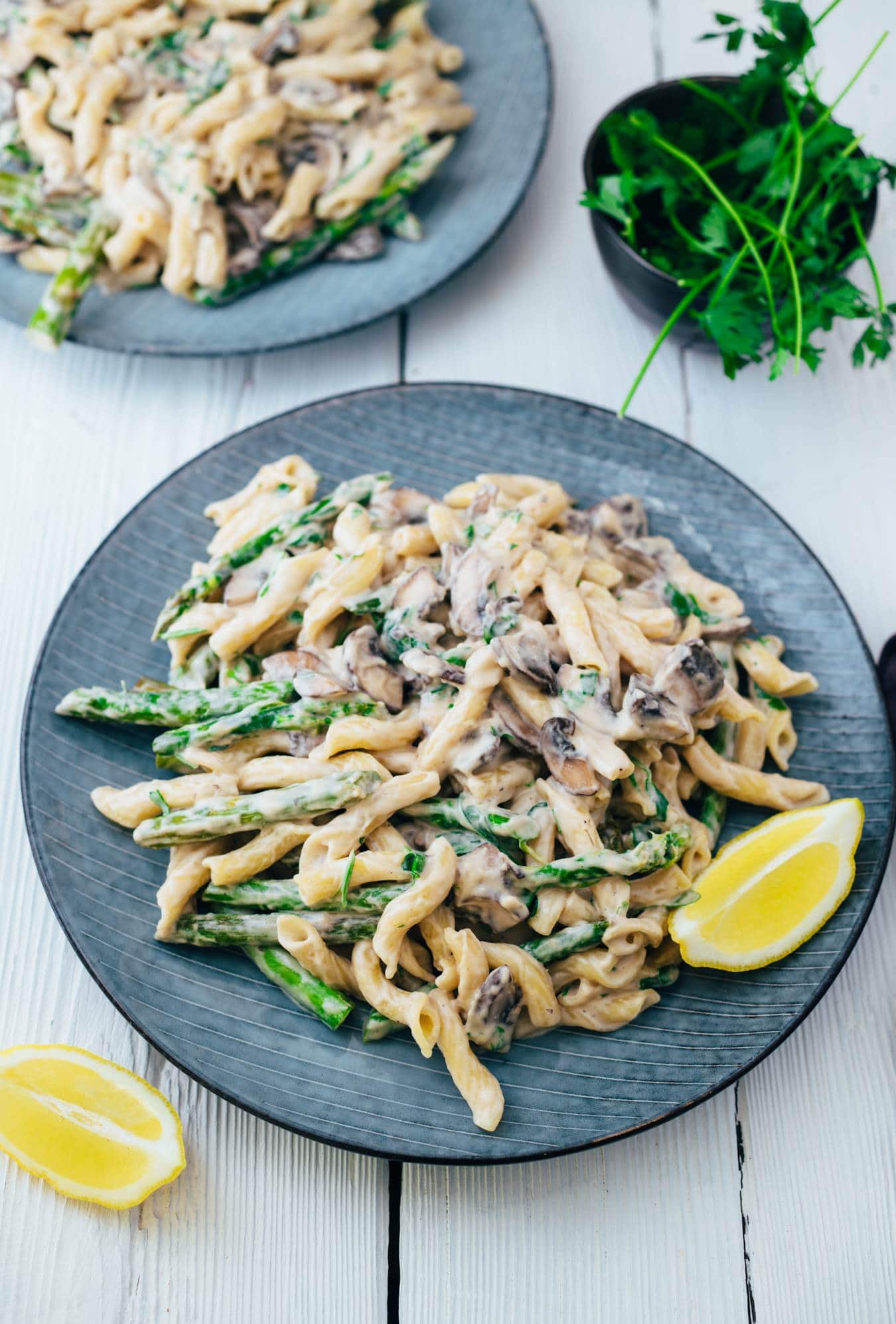 Cremige Pasta mit grünem Spargel und Champignons (30 Min)