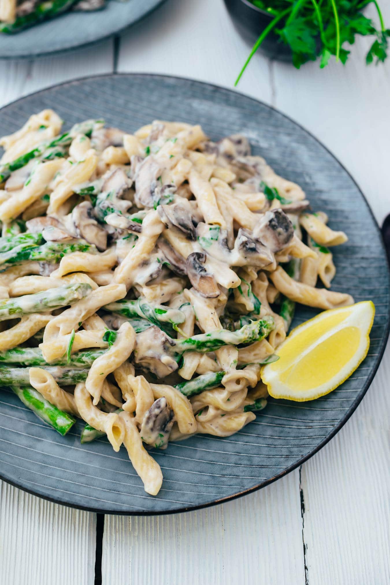 Cremige Pasta mit grünem Spargel und Champignons (30 Min)