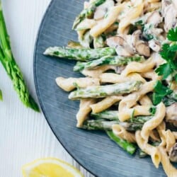 Cremige Pasta mit grünem Spargel und Champignons (30 Minuten) veganes Rezept