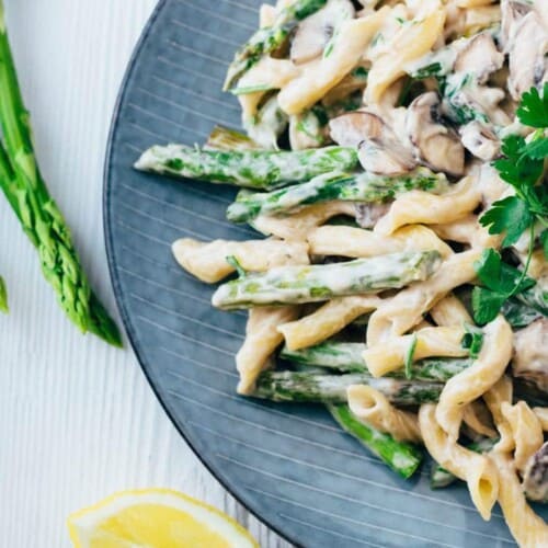 Cremige Pasta mit grünem Spargel und Champignons (30 Minuten) veganes Rezept